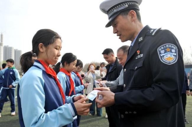 淄博一所中学推出“自行车驾驶证” ！首批45名学生持证骑车