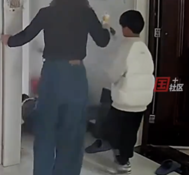 爸爸偷喝给儿子带的饮品后摔倒碰瓷