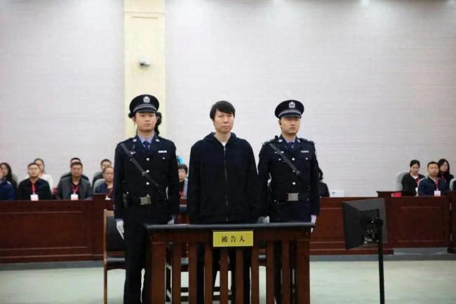 涉案超1亿！国足原主帅李铁受审 被指控五项罪名当庭认罪悔罪