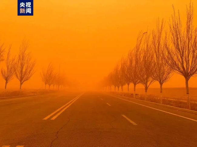 沙尘天气来袭北京晚高峰市区能见度不高中国尊隐身北京市教委暂停室外