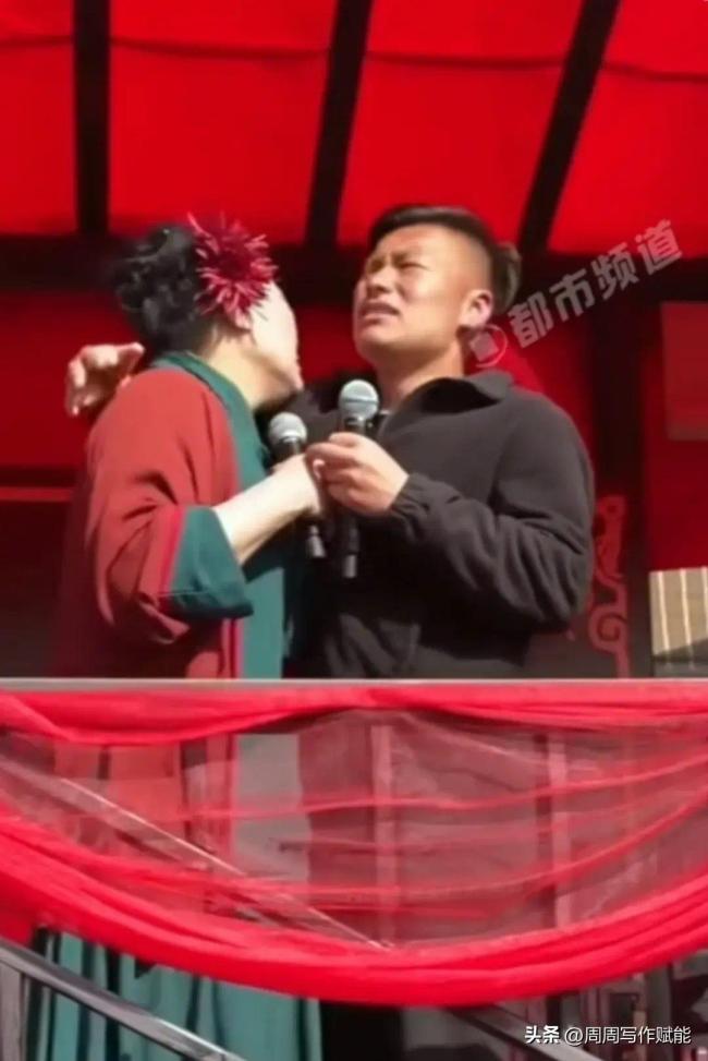 小伙蹲守5天终于上台 一句话让王婆跪地献花