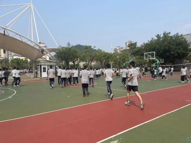 震感来袭 老师抱起孩子冲出教室 一路小跑到操场