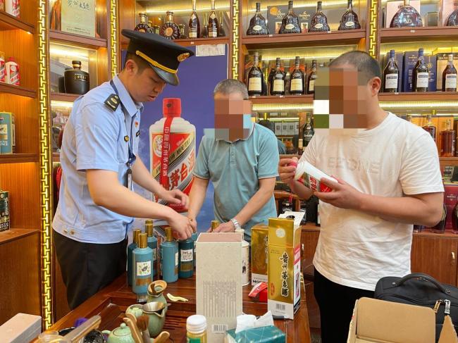 深圳两家酒商在暗阁中查出大量假冒伪劣酒水，涉嫌销售假酒被立案