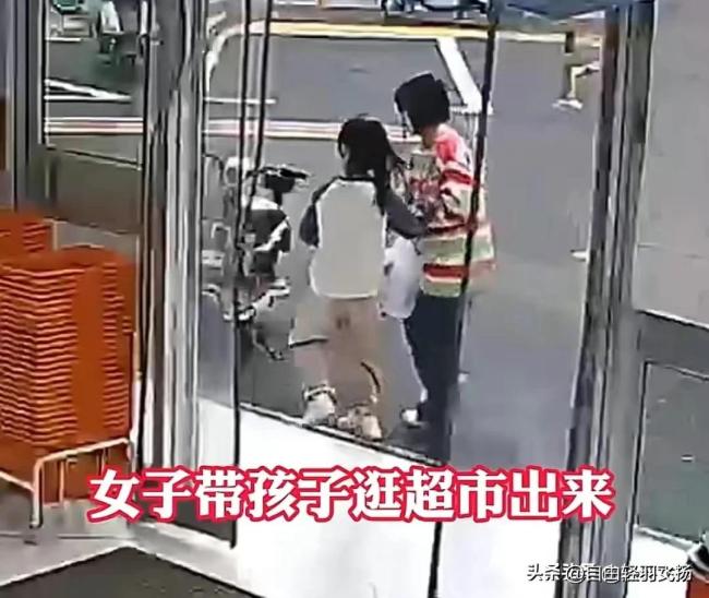 母女二人从店里出来被失控车辆撞上，司机已被警方控制