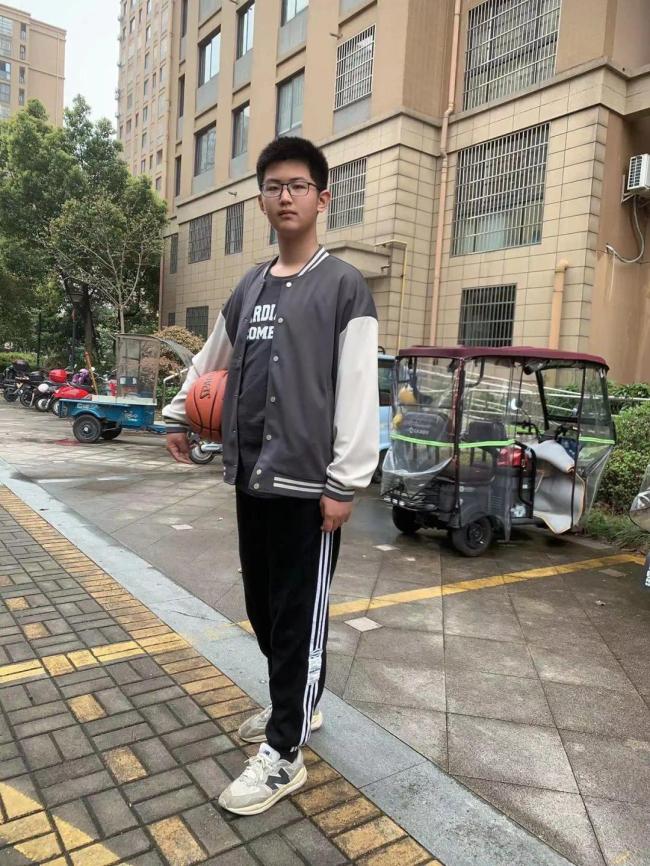 浙江一男孩小学就长到1米91，成了校园里的“第一身高”