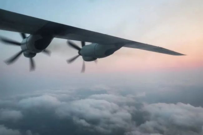 南部战区海军航空兵某团织跨昼夜飞行训练