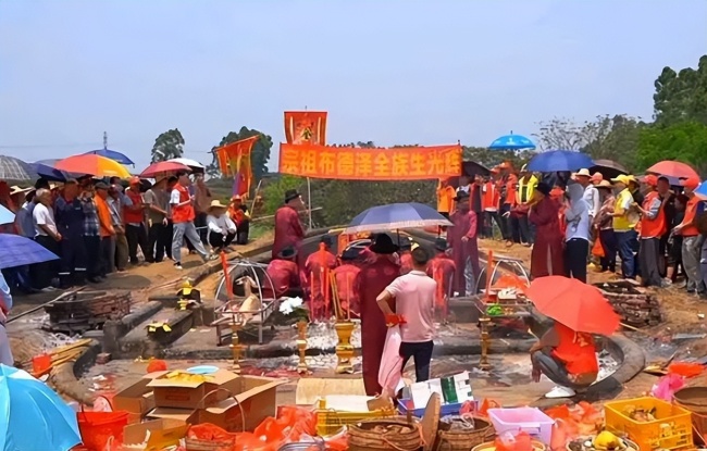 全红婵家族清明祭祖，打标语“全红婵加油”场面引争议