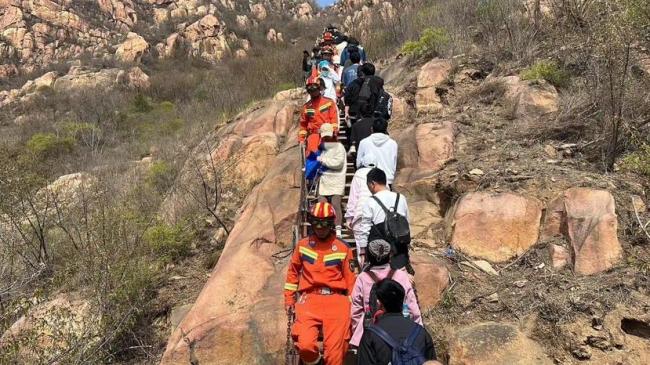 消防一天内同一地点山岳救援3次成功解救7名被困游客