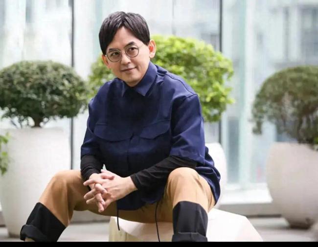 台湾多地官方封杀黄子佼，下架其过往的相关图片视频