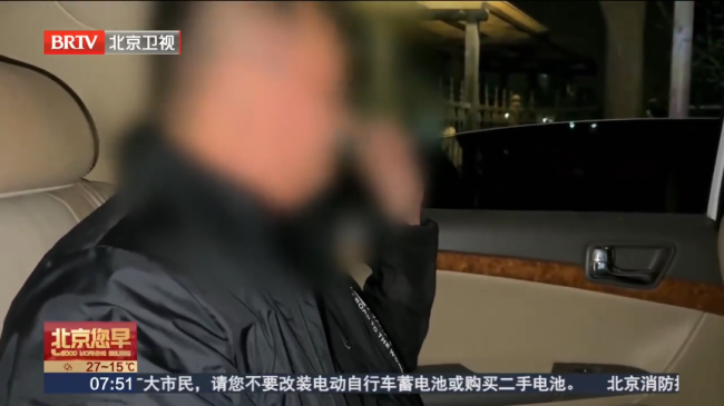 男子酒驾被抓后狂扇自己耳光