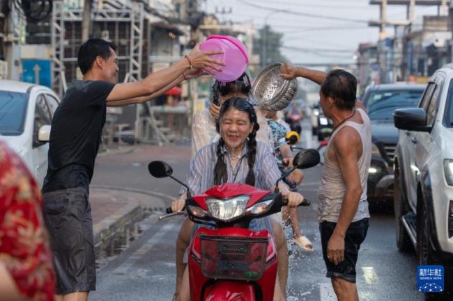 老挝万象：泼水迎新年