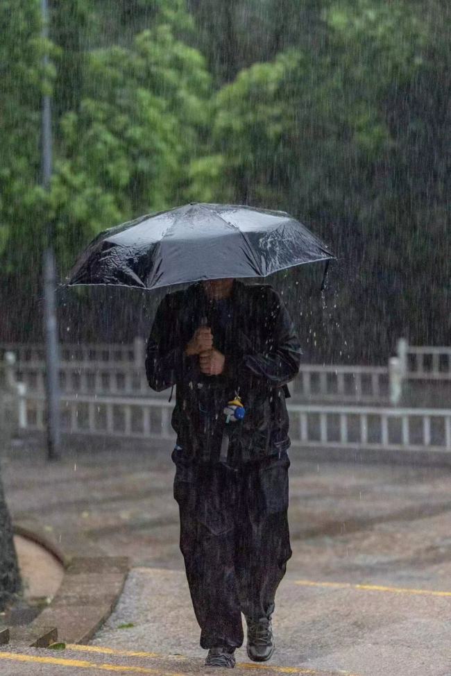 上班族雨中历险记！长沙开启电闪雷鸣模式 