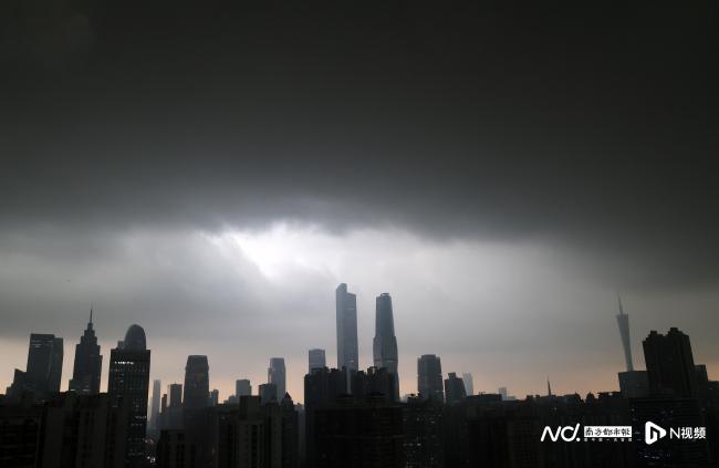 实拍广州暴雨瞬间白昼变夜晚！