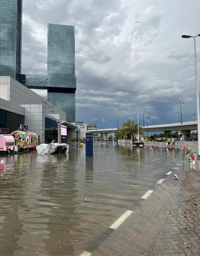 中国人亲历迪拜暴雨：酒店厨房被淹，多地交通陷瘫痪