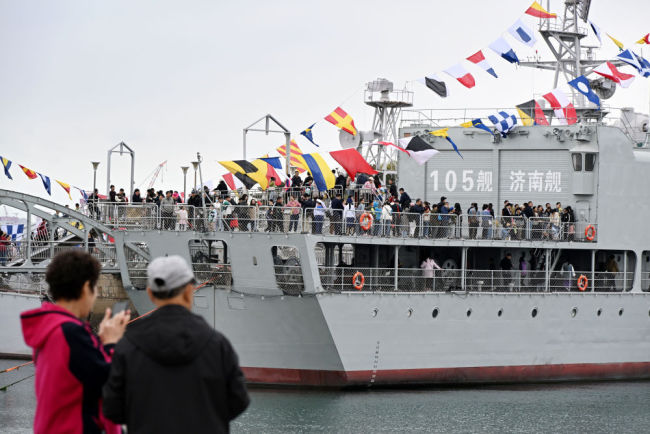 青岛：海军节带热“海博游”，游客纷至沓来重温海军辉煌