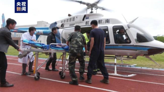 韶关江湾镇救援进行中 百人徒步挺进，直升机空投急需物资