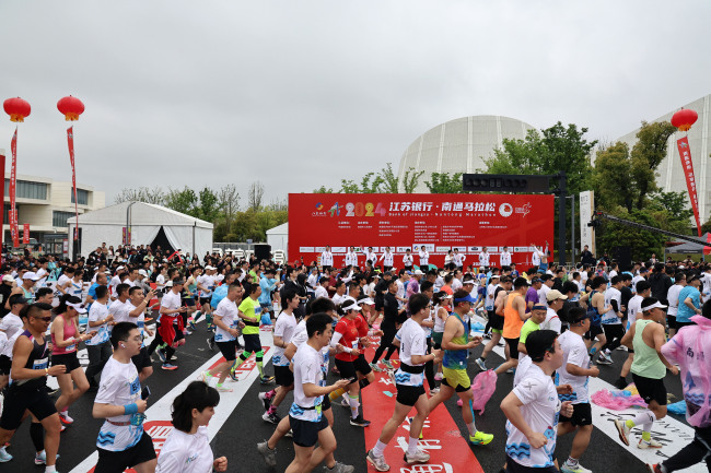 上海半马男女赛会纪录均被刷新 精英竞速引瞩目