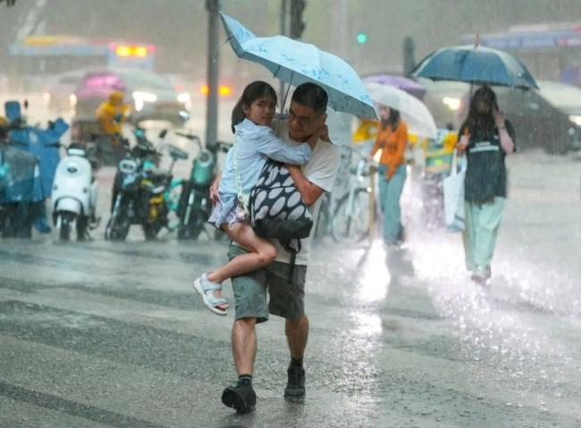 实拍广州塔夜晚6次接闪