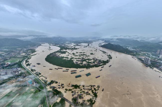 广东清远多村被水淹 村民紧急转移，家园变泽国