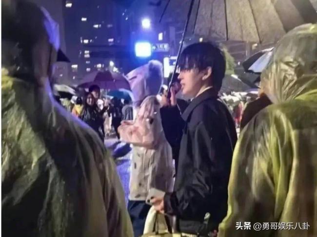 价值10万！周杰伦送外套给粉丝，瞬间全场都沸腾