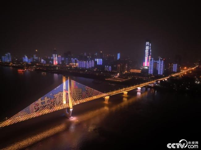 “中國航天日”主題燈光秀點亮武漢夜空