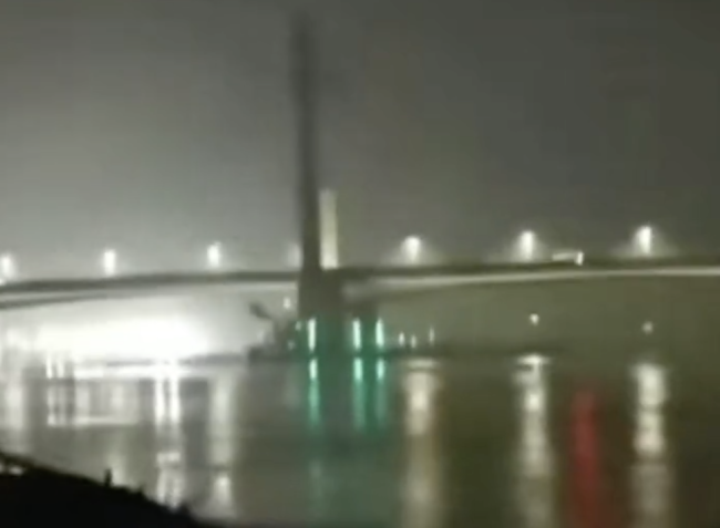 海船擦碰九江大桥后沉没 4人失联 全力搜救进行中