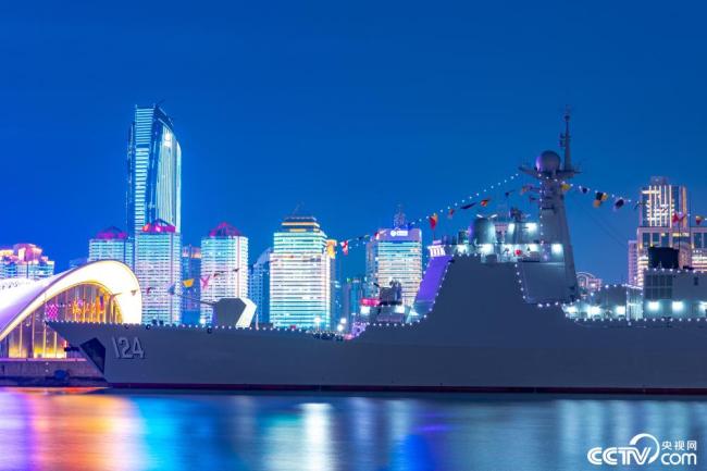 青岛：海军主题灯光秀点亮海滨
