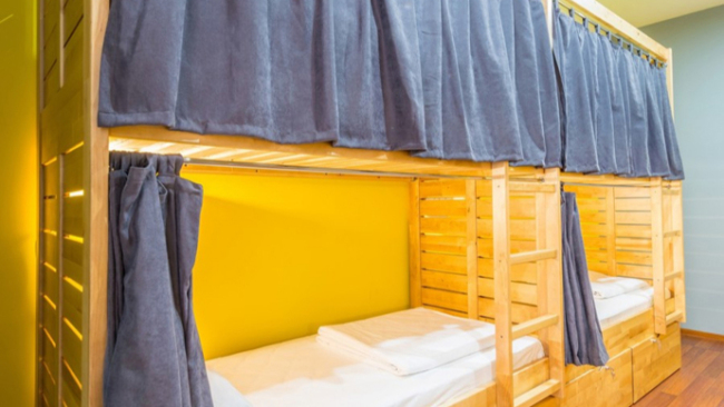 一学校规定宿舍内不得安装床帘 辅导员称宿舍床围挡住了安全与人际交往 