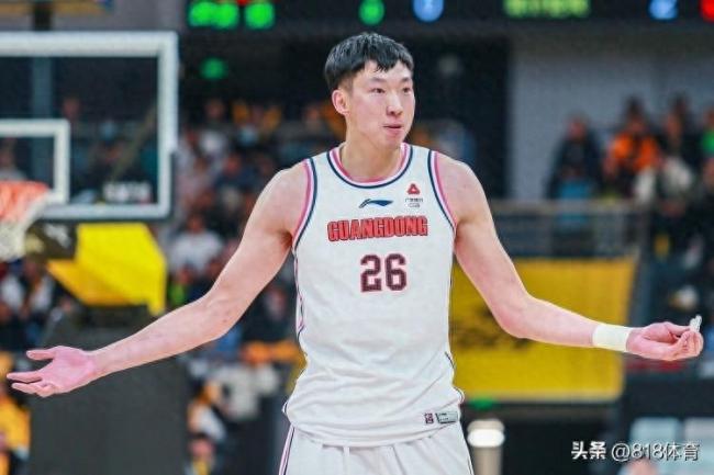 周琦被驱逐！因为故意肘击李金效，被裁判夺权驱逐出场