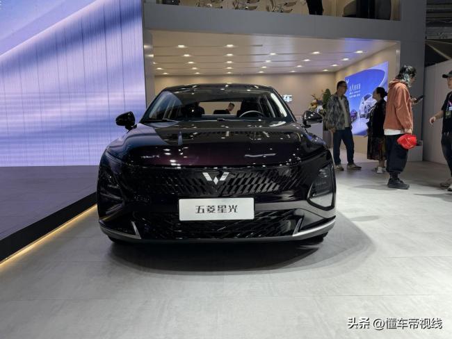 五菱星光共创版上市 新增车型亮相北京车展