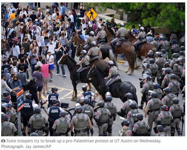 美国警方按倒拍摄学生抗议的摄影师
