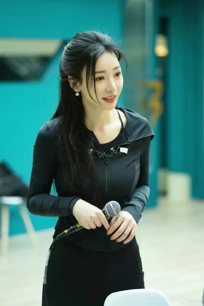 柳岩晒浪姐练习室小组合照，姐练期待《发如雪》舞台