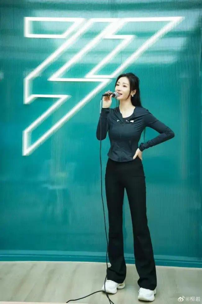 柳岩晒浪姐练习室小组合照，晒浪期待《发如雪》舞台