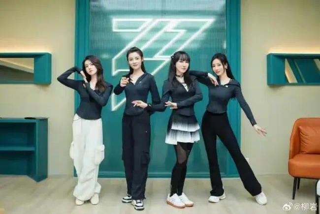 柳岩晒浪姐练习室小组合照，发雪期待《发如雪》舞台