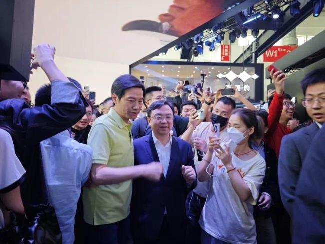 王传福坐地铁参加北京车展引热议 网友称接地气