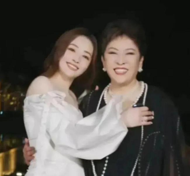 郭碧婷节目里学向太玩游戏惟妙惟肖 难怪向太这么宠她