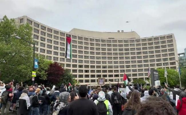 反以抗议者涌入白宫记者晚宴举办地 高呼"可耻"声援巴勒斯坦