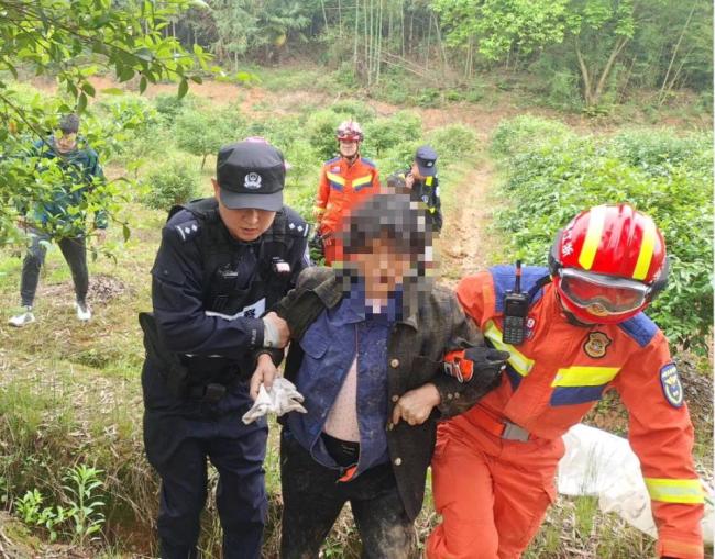 老人上山采药掉进三四米深坑 身体疼痛无法动弹