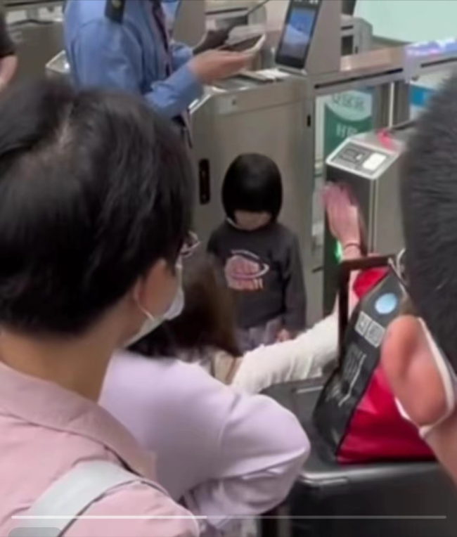 杭州高铁站女子未赶上车在检票口冲孩子大吼