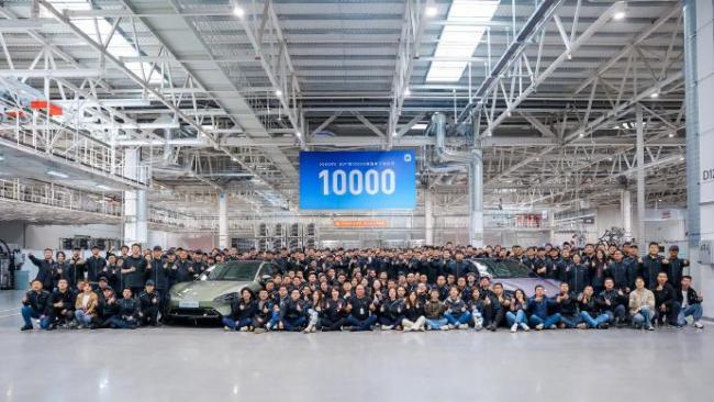 小米SU7量产的第10000辆整车下线 女性车主占比亮眼