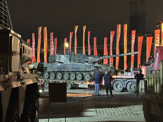 莫斯科市民围观豹2坦克 战利品展览引轰动
