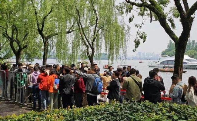 杭州西湖龙翔桥开启“人从众”模式 五一假期首日盛况