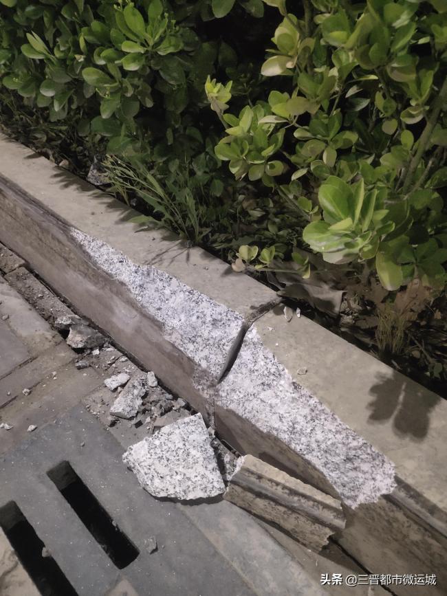 水泥罐车撞上村牌发出巨响 过路群众受惊报警_新闻频道_中华网