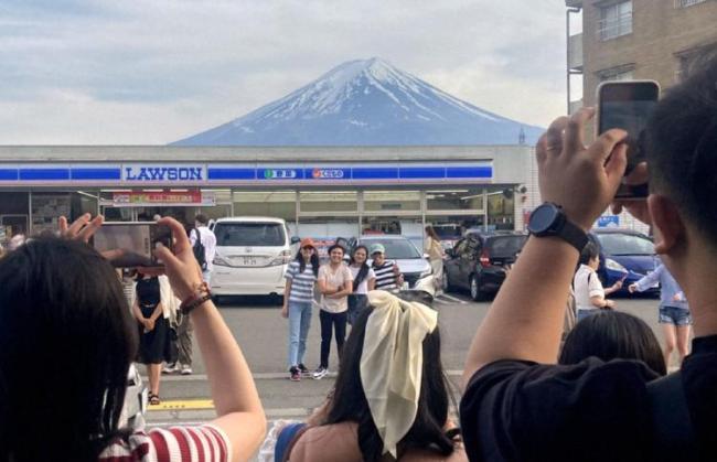 日本小镇拉黑布阻挡游客拍富士山远景