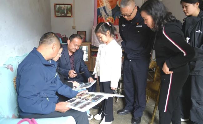 男子携妻女跨越千里祭拜救命恩人