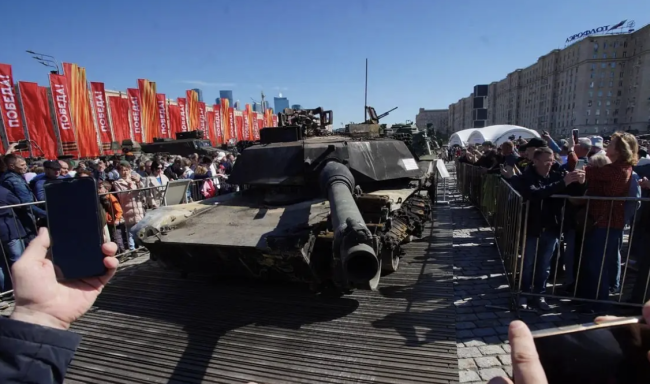 俄“硬核军事展览”现场人山人海 西方武器成猎物