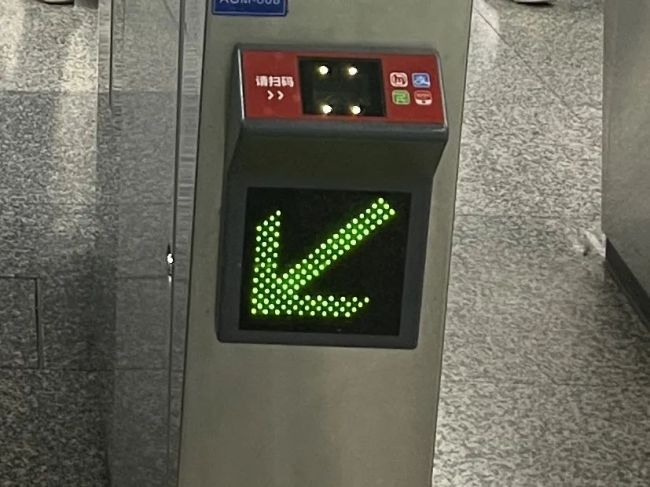 杭州地铁遇大客流有新招 闸机常开提效率