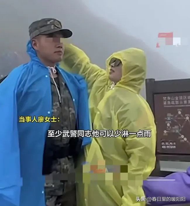 游客给雨中站岗武警战士穿雨衣 军民温情一幕引热议