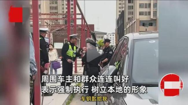 堵车路段白车逆行插队被执法车逼退 豪车并非素质通行证