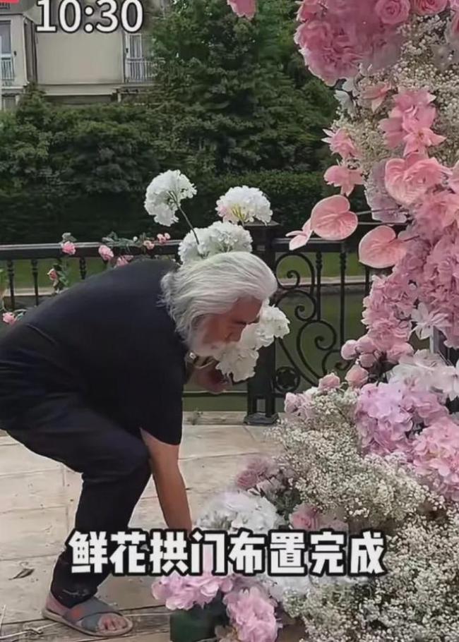 73岁张纪中为42岁妻子庆生 浪漫玫瑰盛宴！